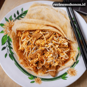 makan lumpia basah isi ayam